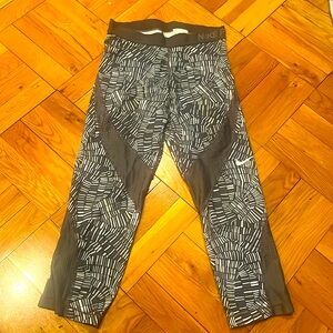 Nike pro leggings size medium